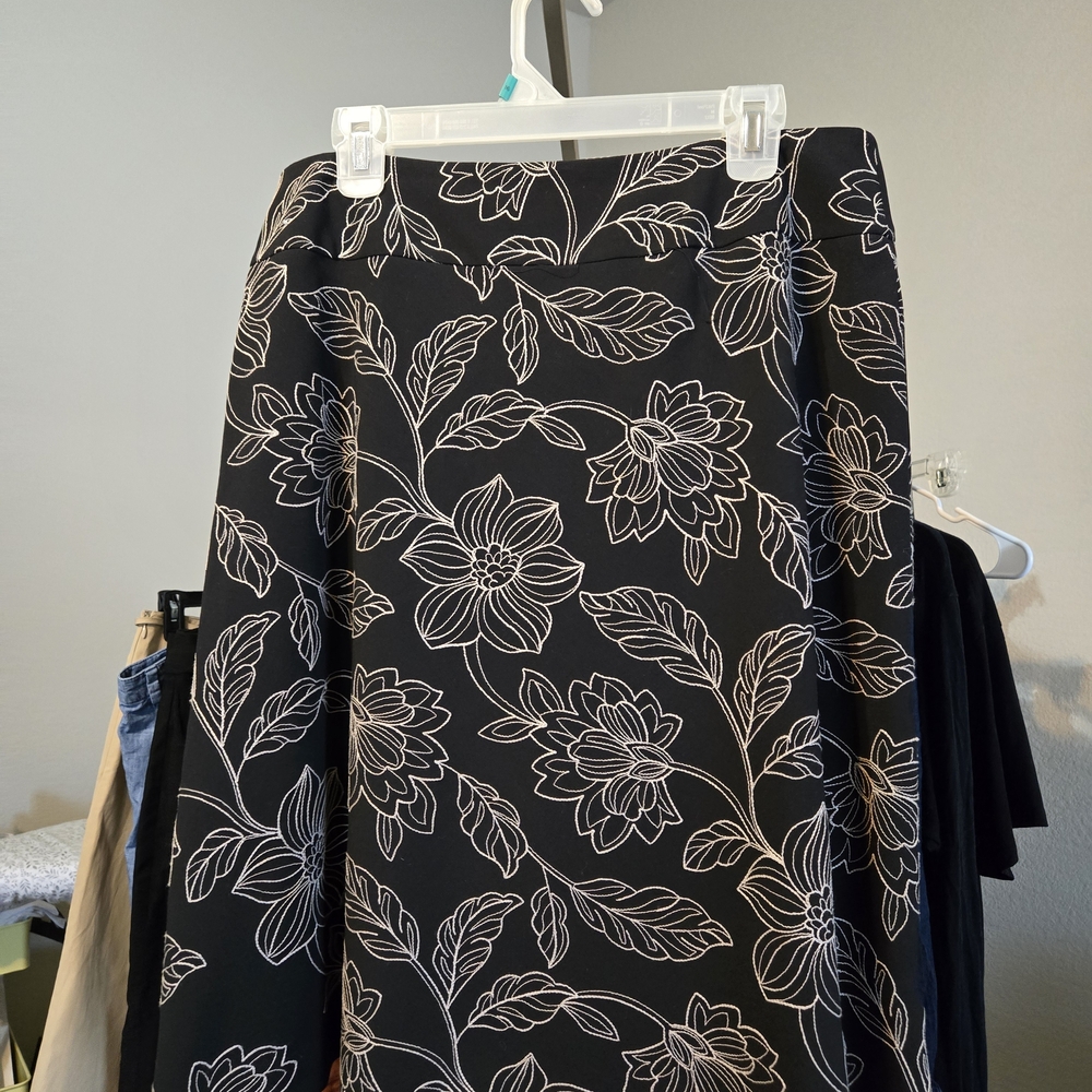 Chic Black Floral A-Line Skirt